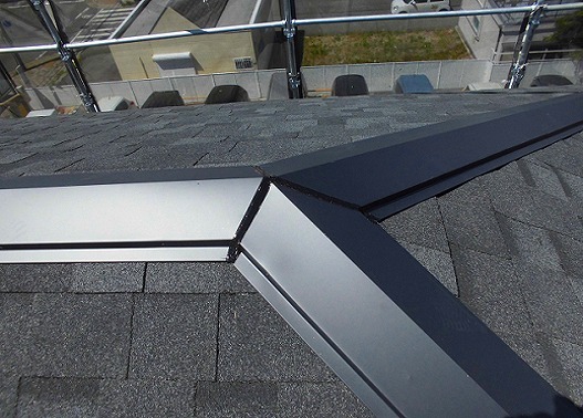 加古川市のカバー工事で取り付けられた棟板金